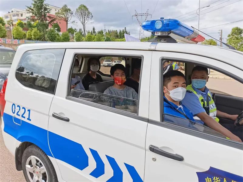 高考首日,关键时刻曲靖交警火速“救场” 蒋琼波 通讯员 周清芳 赵鹏 吕林彦 摄