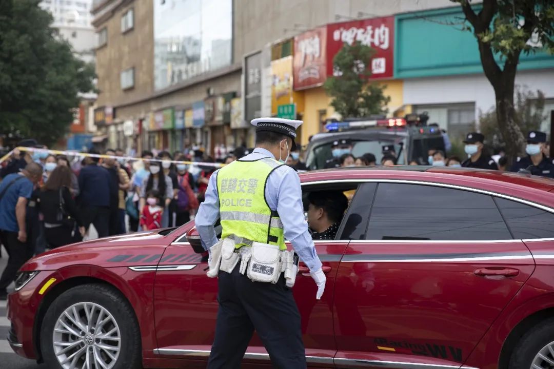 高考首日,关键时刻曲靖交警火速“救场” 蒋琼波 通讯员 周清芳 赵鹏 吕林彦 摄