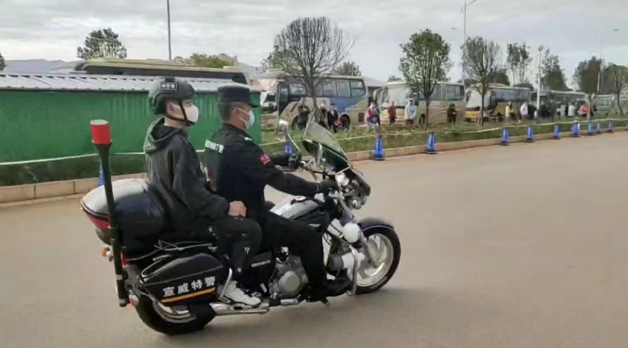 高考首日,关键时刻曲靖交警火速“救场” 蒋琼波 通讯员 周清芳 赵鹏 吕林彦 摄