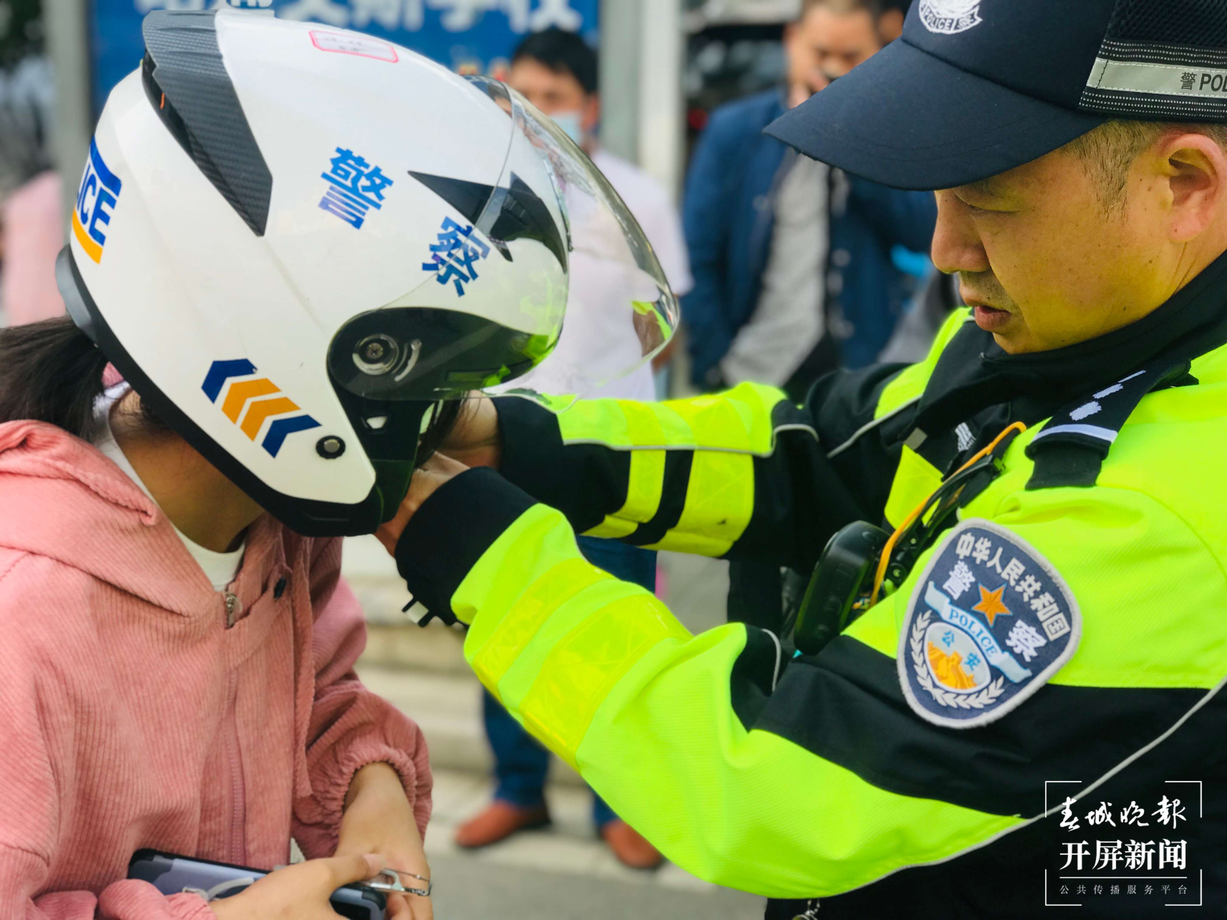 高考首日昭通交警护考8名粗心考生