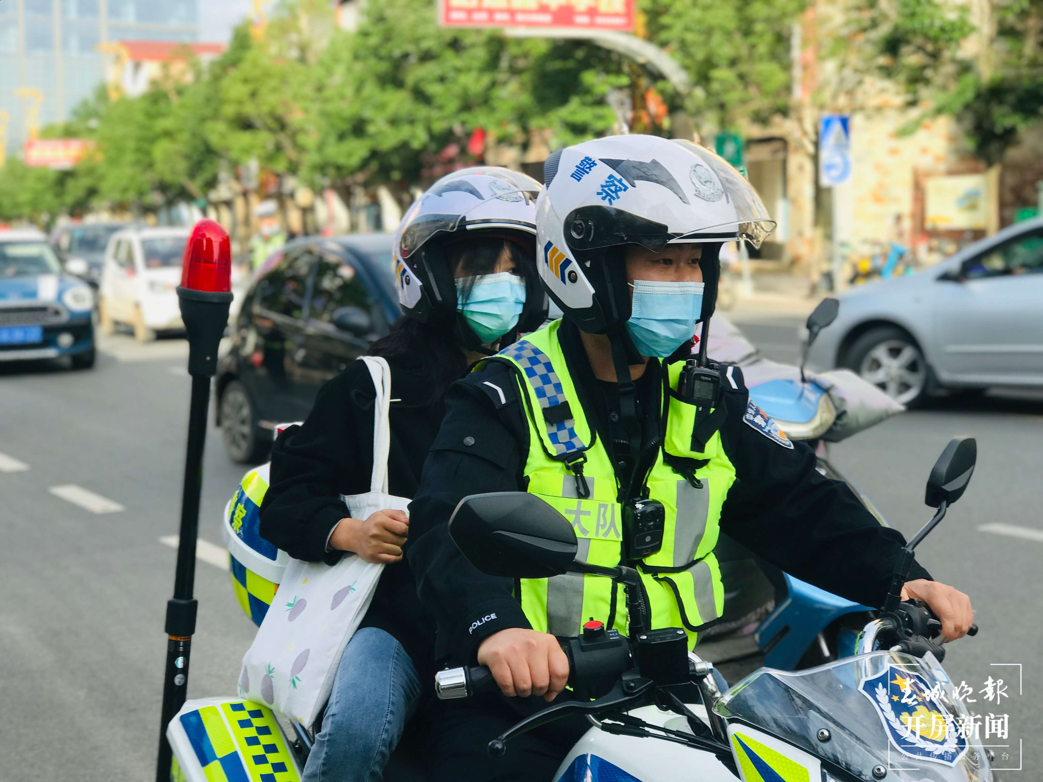 高考首日昭通交警护考8名粗心考生