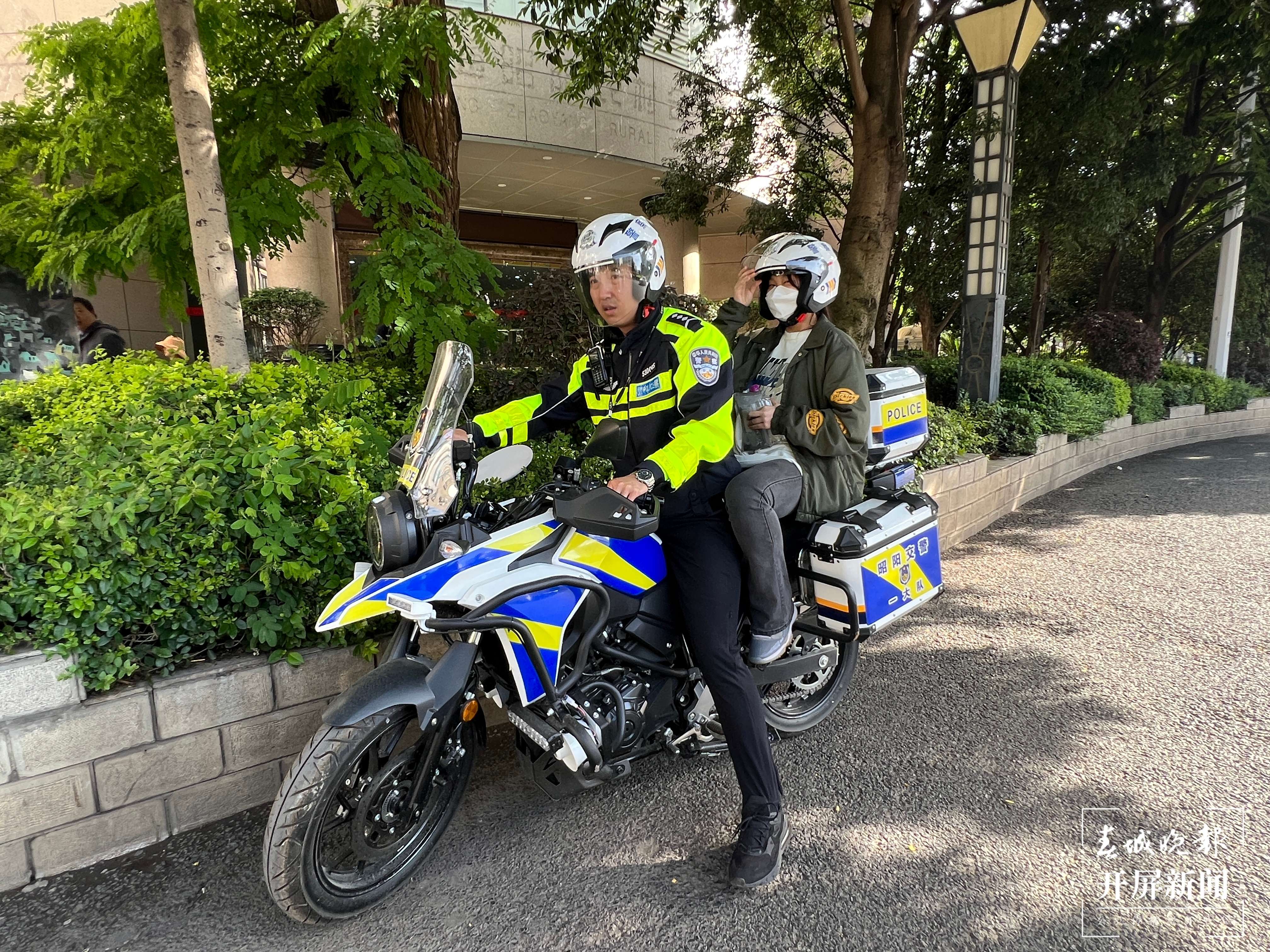 高考首日昭通交警护考8名粗心考生