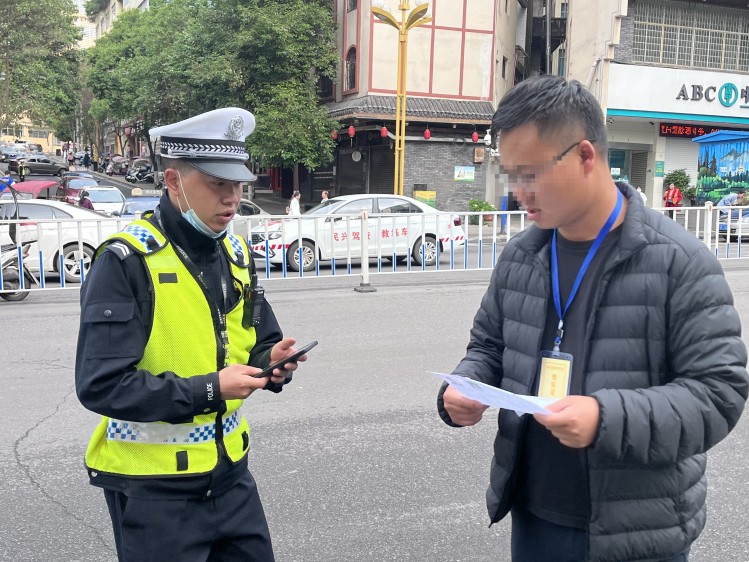 高考首日昭通交警护考8名粗心考生