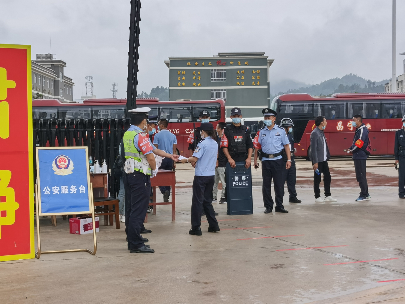 考生忘带身份证 昌宁民警一路狂奔送来户籍证明（通讯员 龙光杰 摄）