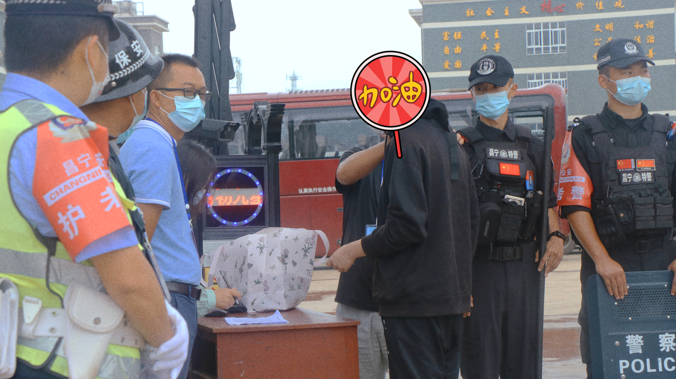 考生忘带身份证 昌宁民警一路狂奔送来户籍证明（通讯员 龙光杰 摄）