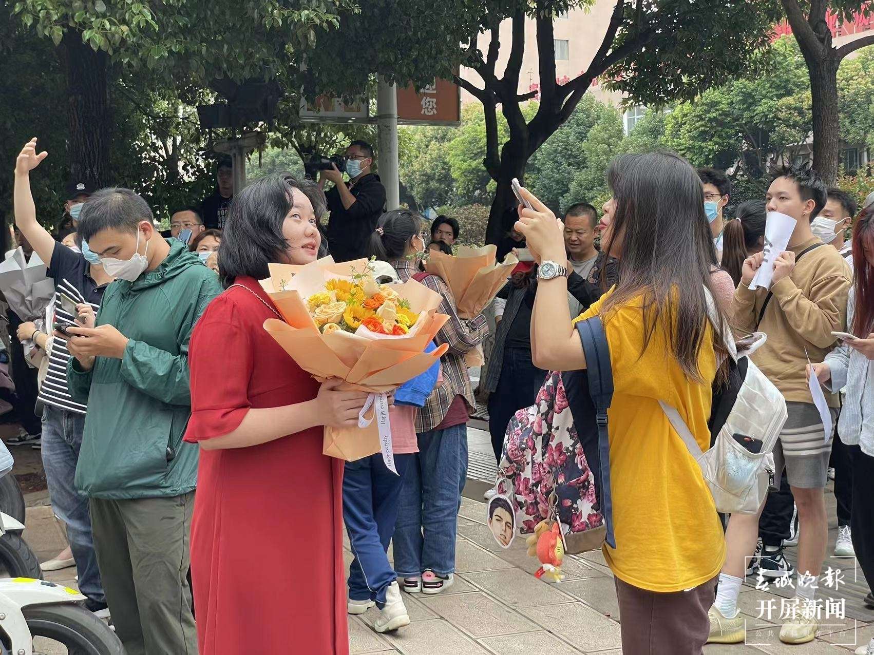 云师大附中（高新区）考点外，家长为孩子送上鲜花，和孩子们合影留念。.jpg