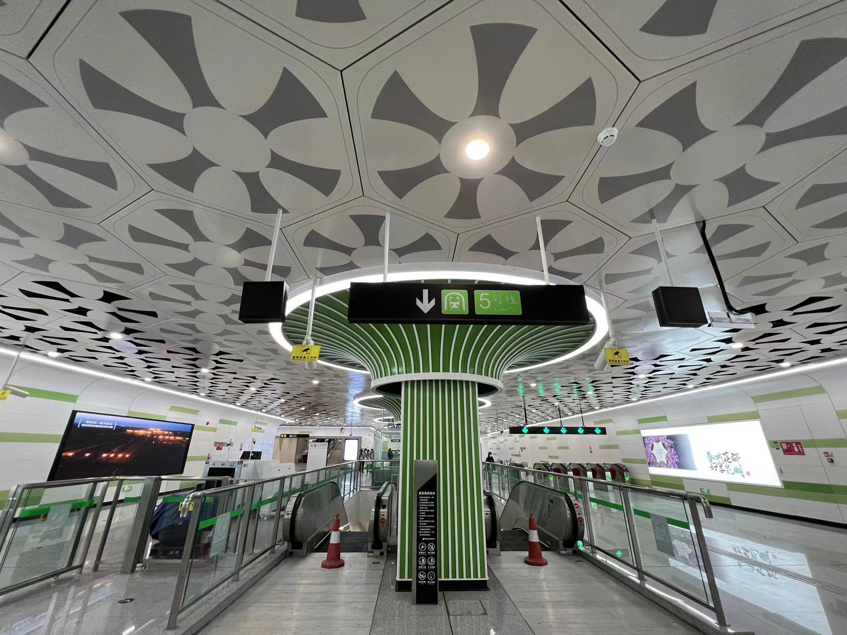 昆明地铁5号线（开屏新闻记者 张勇 龙宇丹 摄）