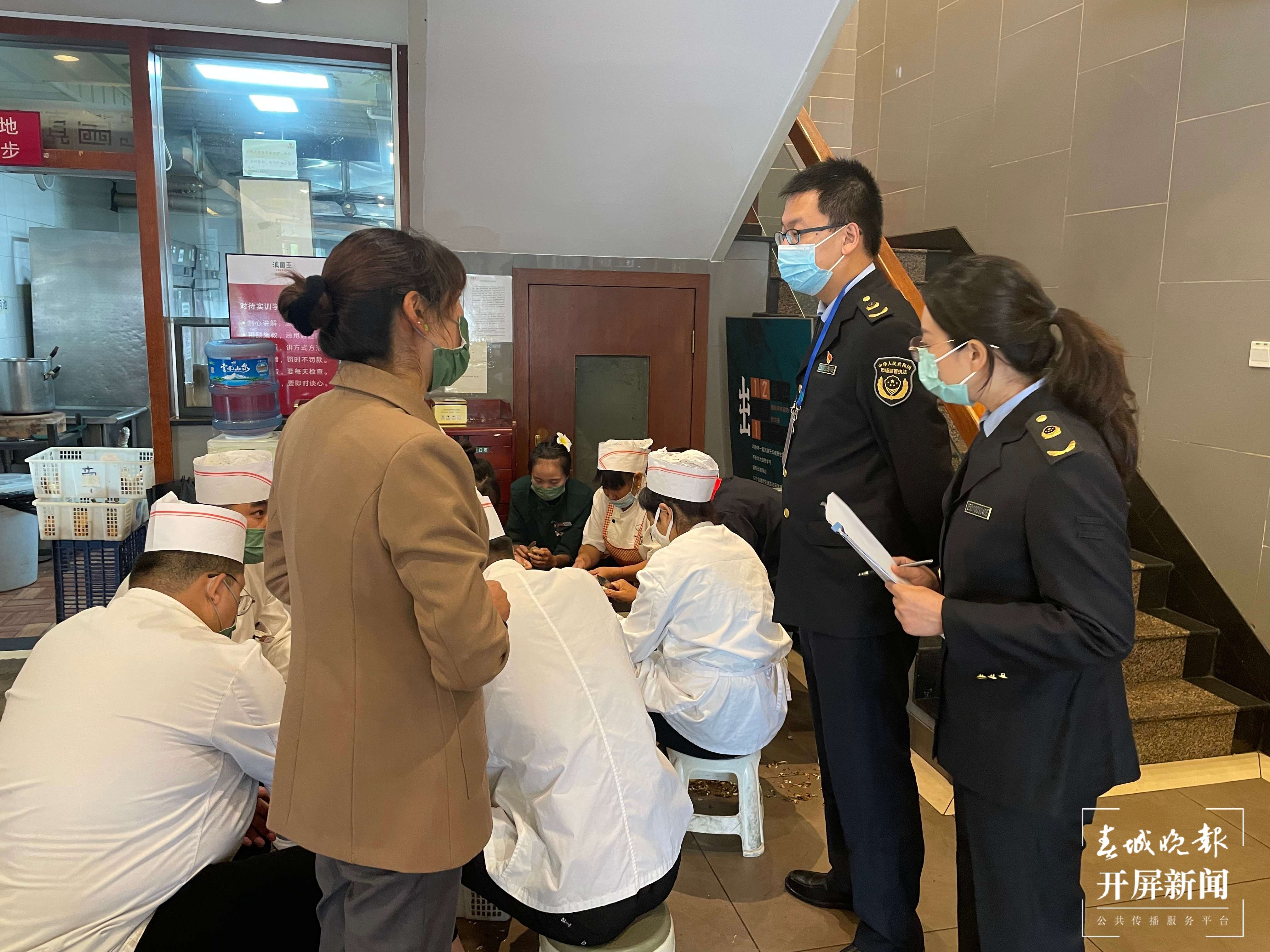 野生菌销售旺季到来！执法人员对野生菌市场开展监督检查（王磊 摄）