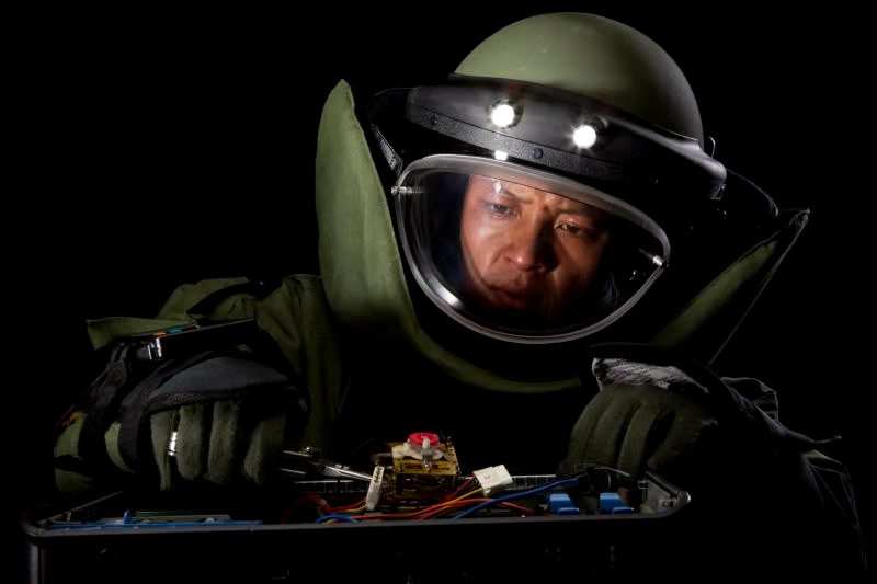 “拆弹专家”贺丽远：与死神较量20多年，每年回忆拆解步骤36000遍....