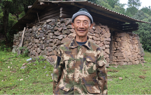 猴王”余务标数十年如一日守护滇金丝猴