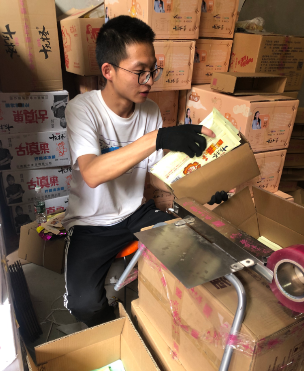 云南各地学子踊跃报名“阳光助学”，来自楚雄的他已经开始勤工俭学（受访者提供）