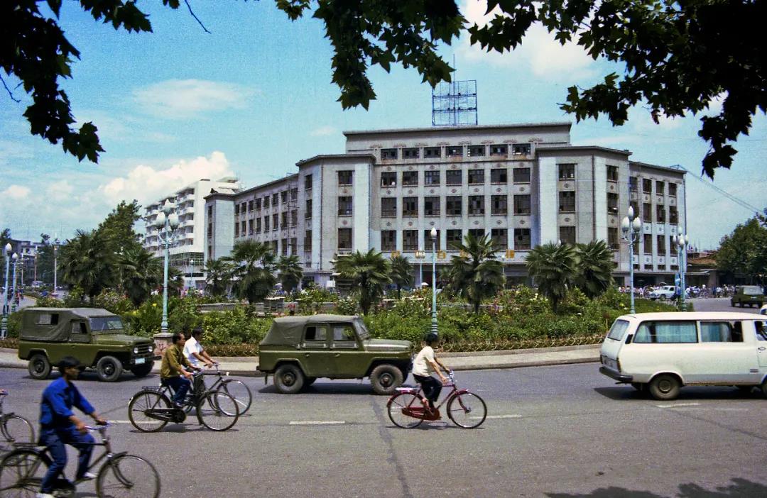 1959年为国庆十周年献礼 建造的昆明百货大楼（1982年拍摄）.jpg