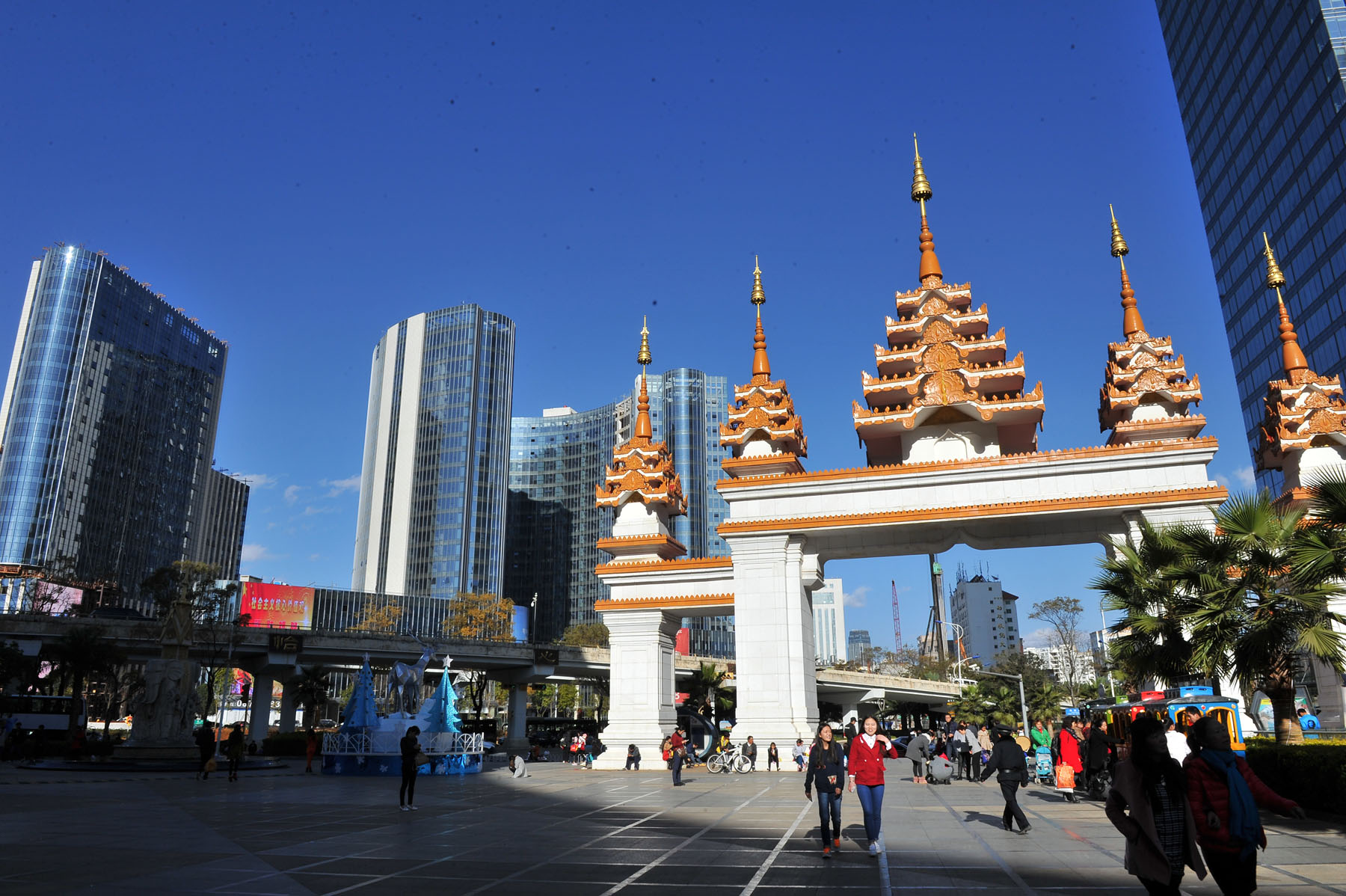 昆明南亚第一城商城内外装饰迎接圣诞节