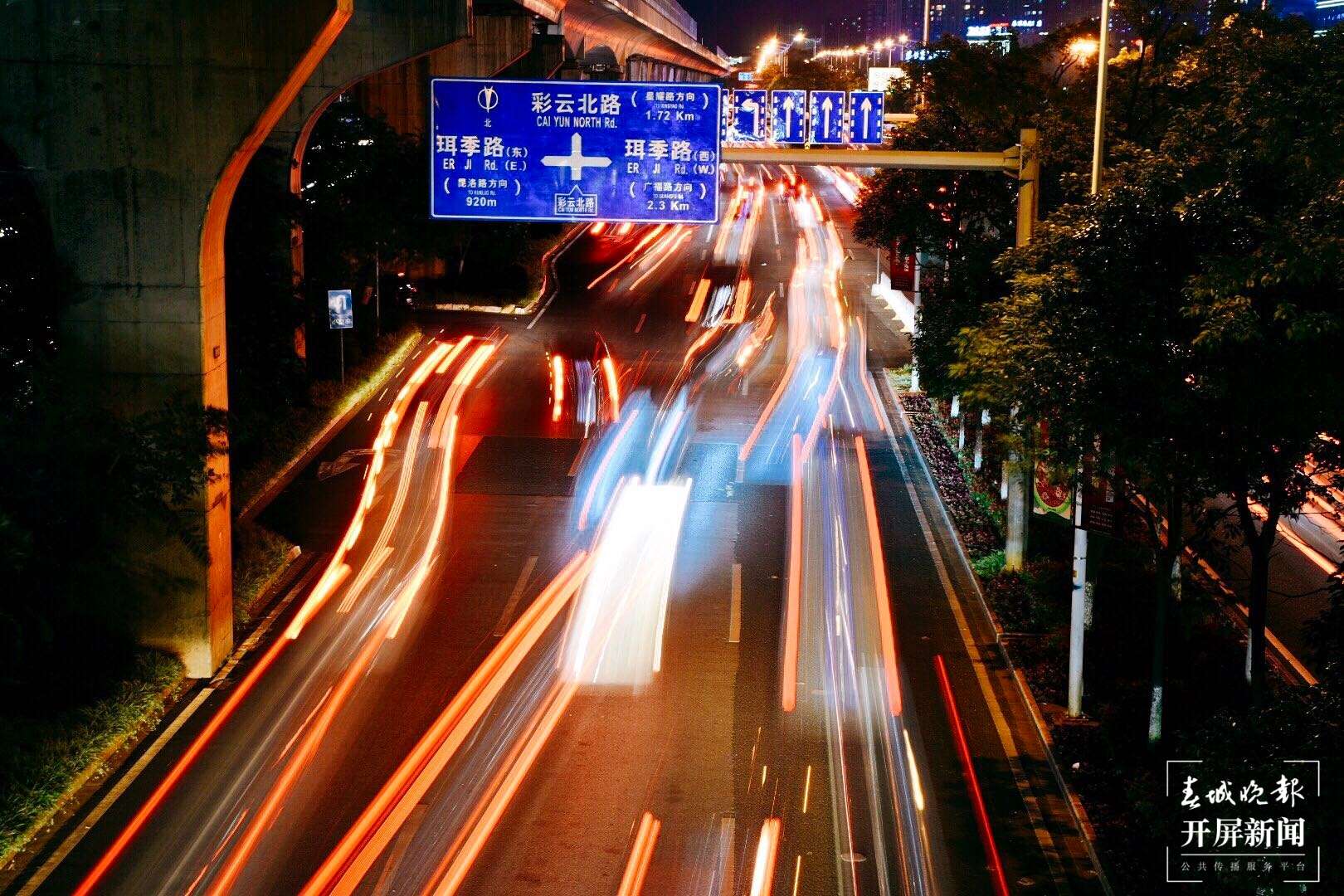 星星在地铁站上拍的车流 摄于2017年10月20日 (2).jpg