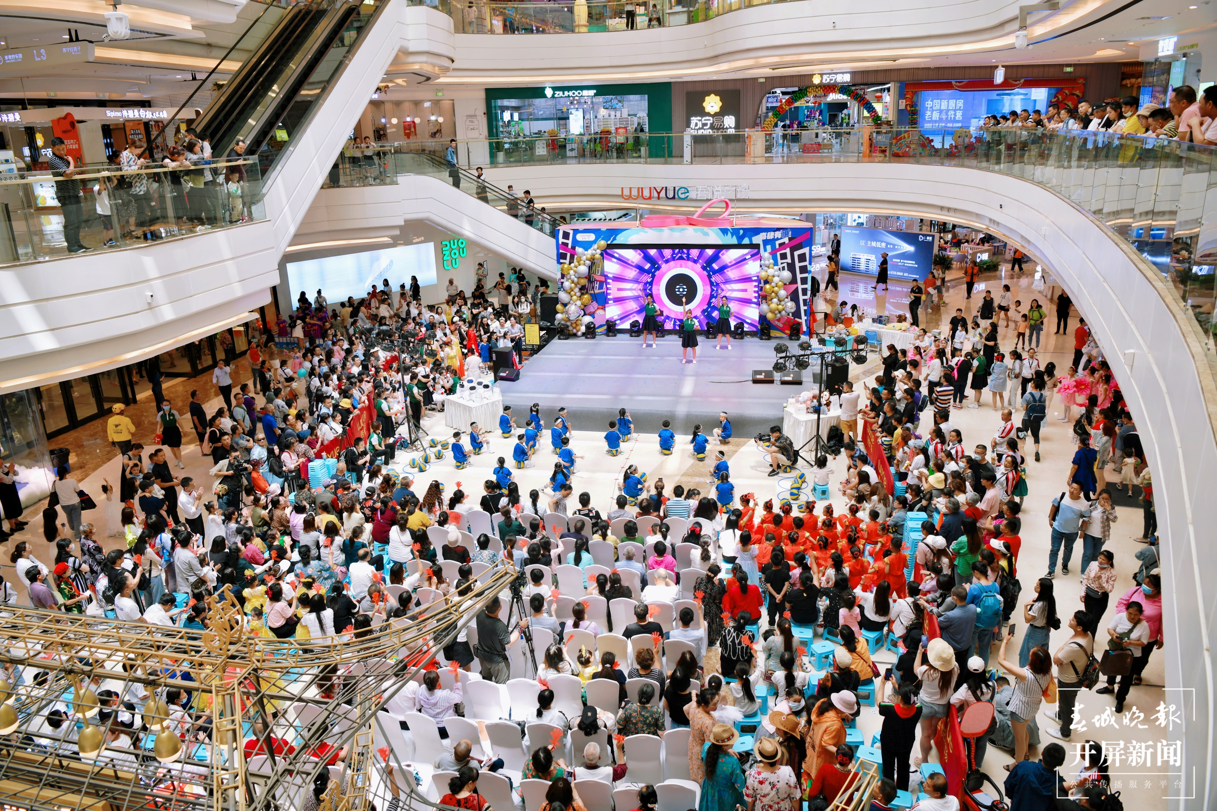 在昆明吾悦广场，这群小朋友过了一个很有“仪式感”的“六•一”……