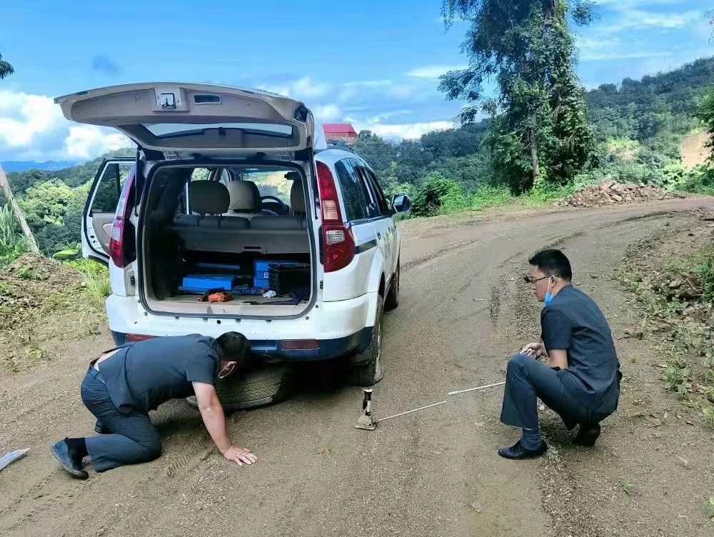 鲍卫忠：捍卫公平正义，播撒法治阳光（供图）