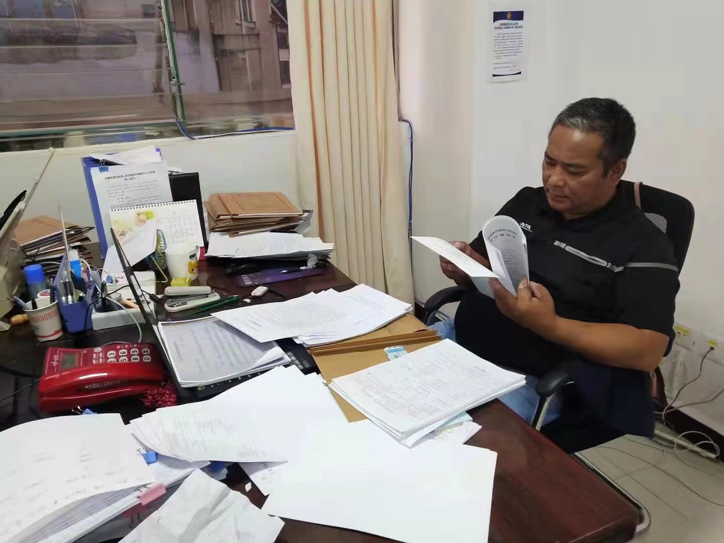 鲍卫忠：捍卫公平正义，播撒法治阳光（供图）