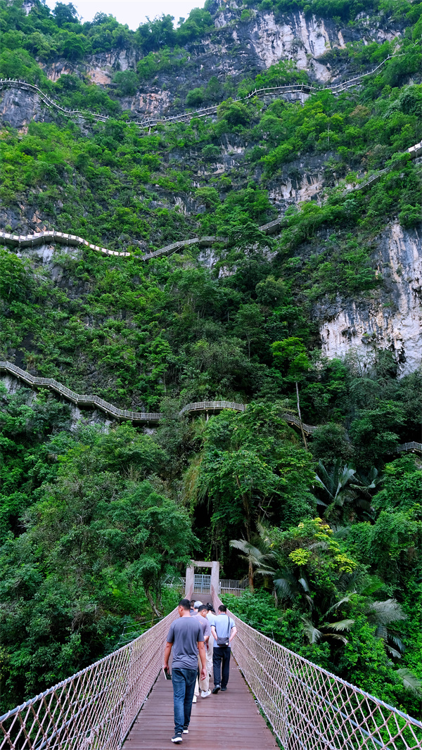 观怪石 爬天梯 打卡老山新玩法1.jpg