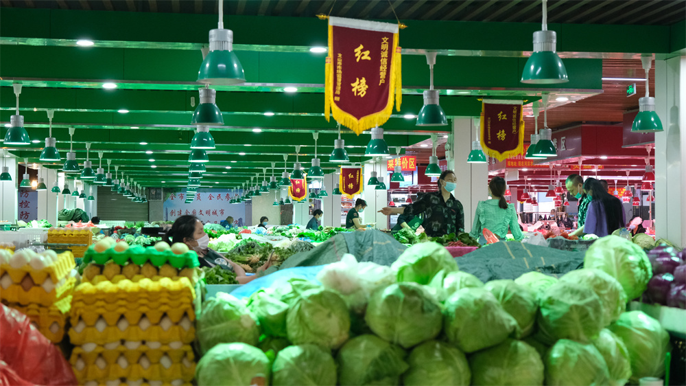 文山市：菜场变样 群众点赞3.jpg