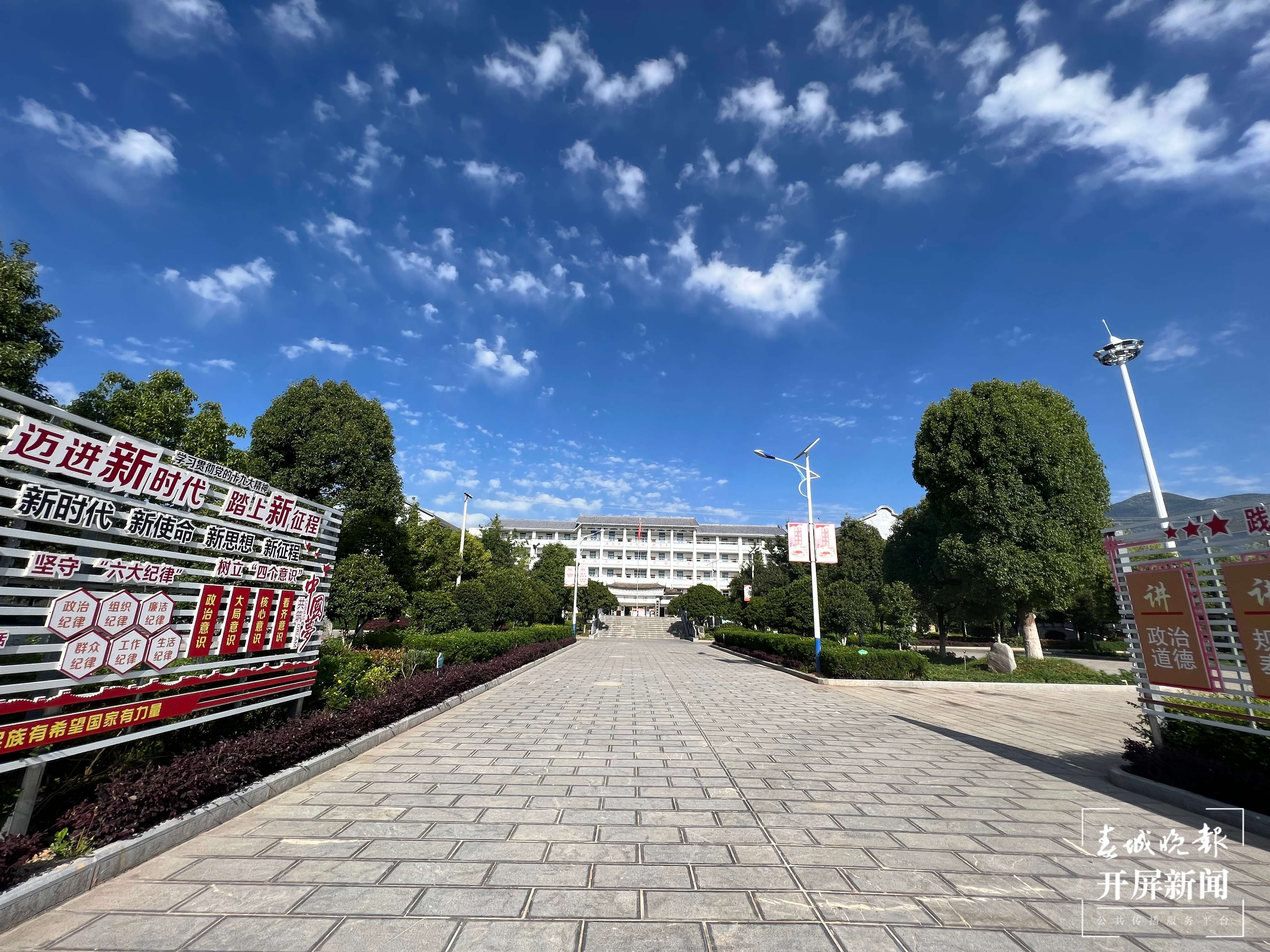 鹤庆一中：民族团结之花常开3.jpg