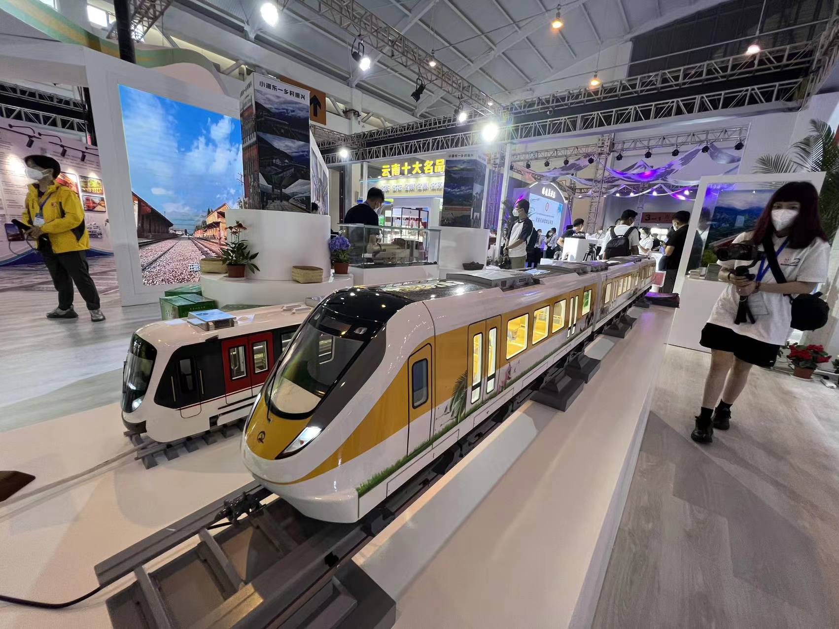 “坐着火车游云南”成旅交会一大亮点 春城晚报-开屏新闻记者 孙江荭 龙宇丹 摄影报道1.jpg