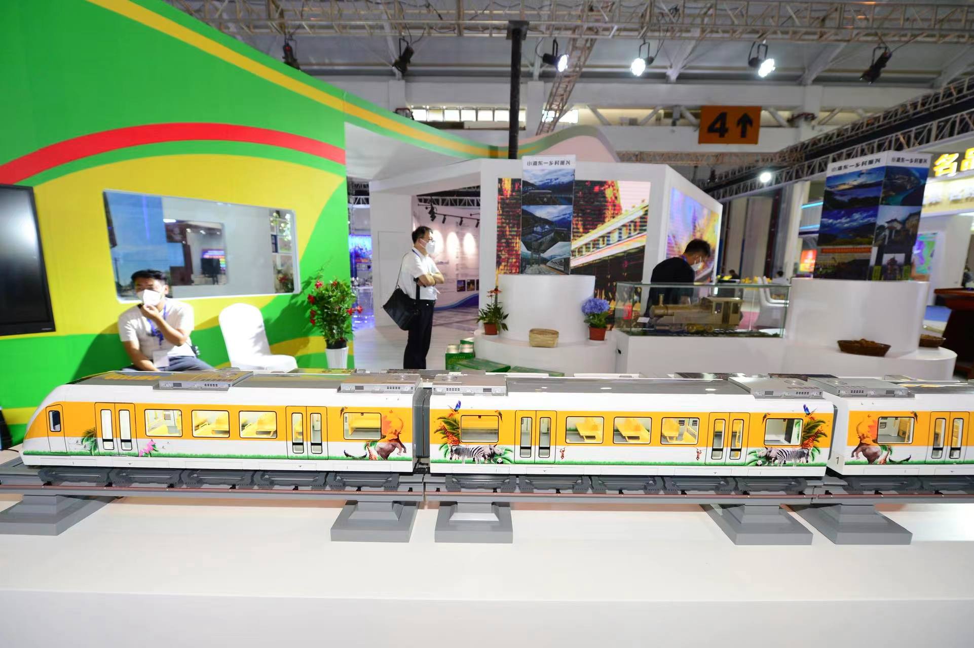 “坐着火车游云南”成旅交会一大亮点 春城晚报-开屏新闻记者 孙江荭 龙宇丹 摄影报道4.jpg