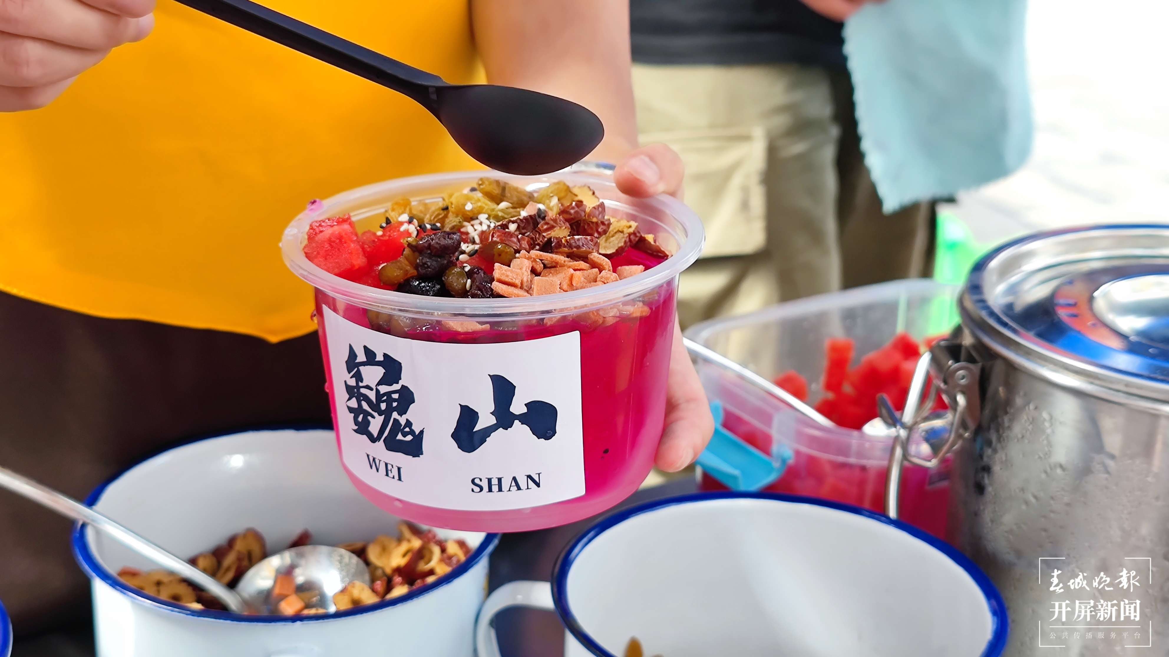 大理巍山常态化小吃街开街（春城晚报-开屏新闻记者 杨维琦 刘文波 摄）