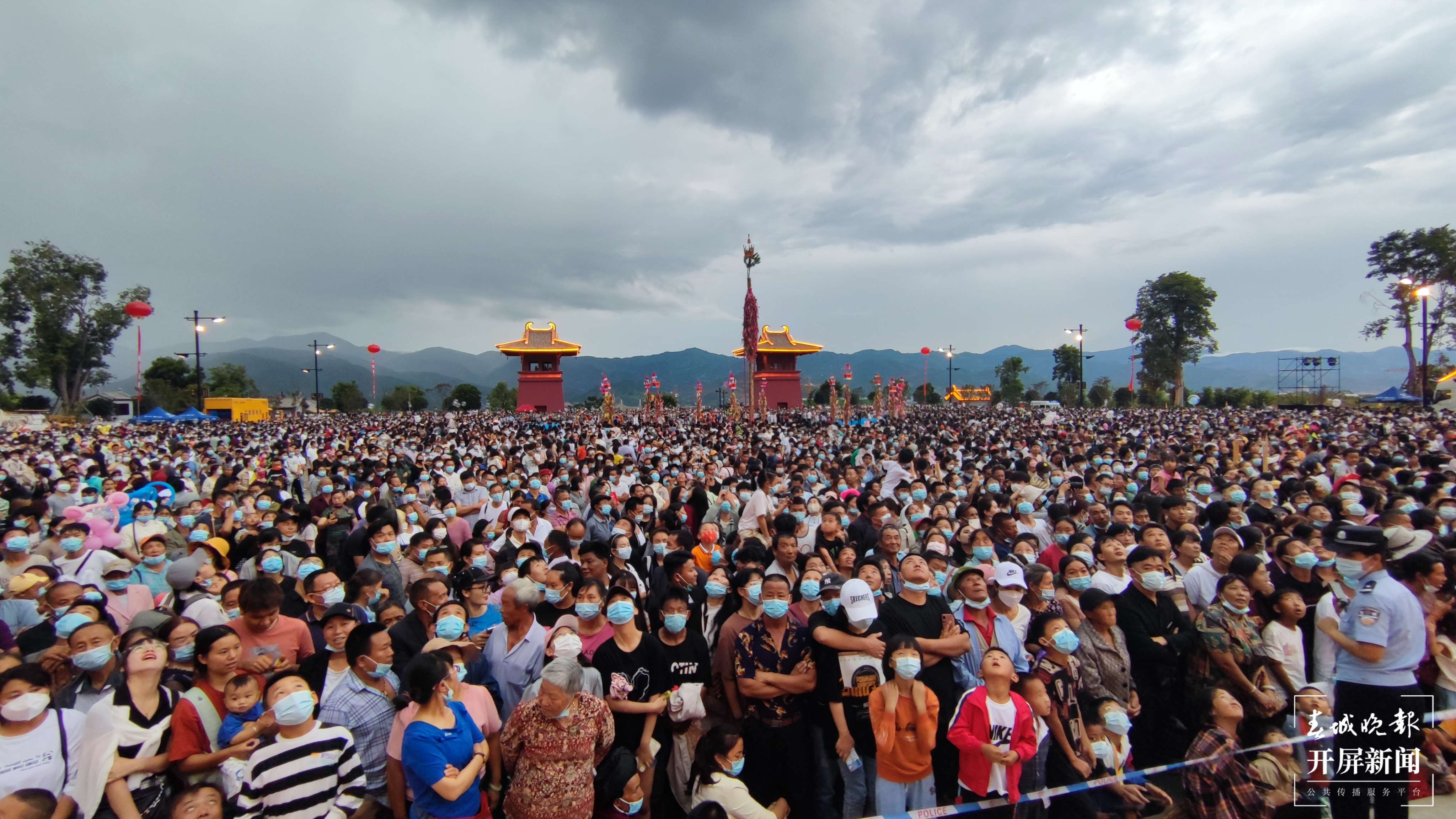 大理巍山火把节狂欢来袭（春城晚报-开屏新闻记者 刘文波 杨维琦 摄）