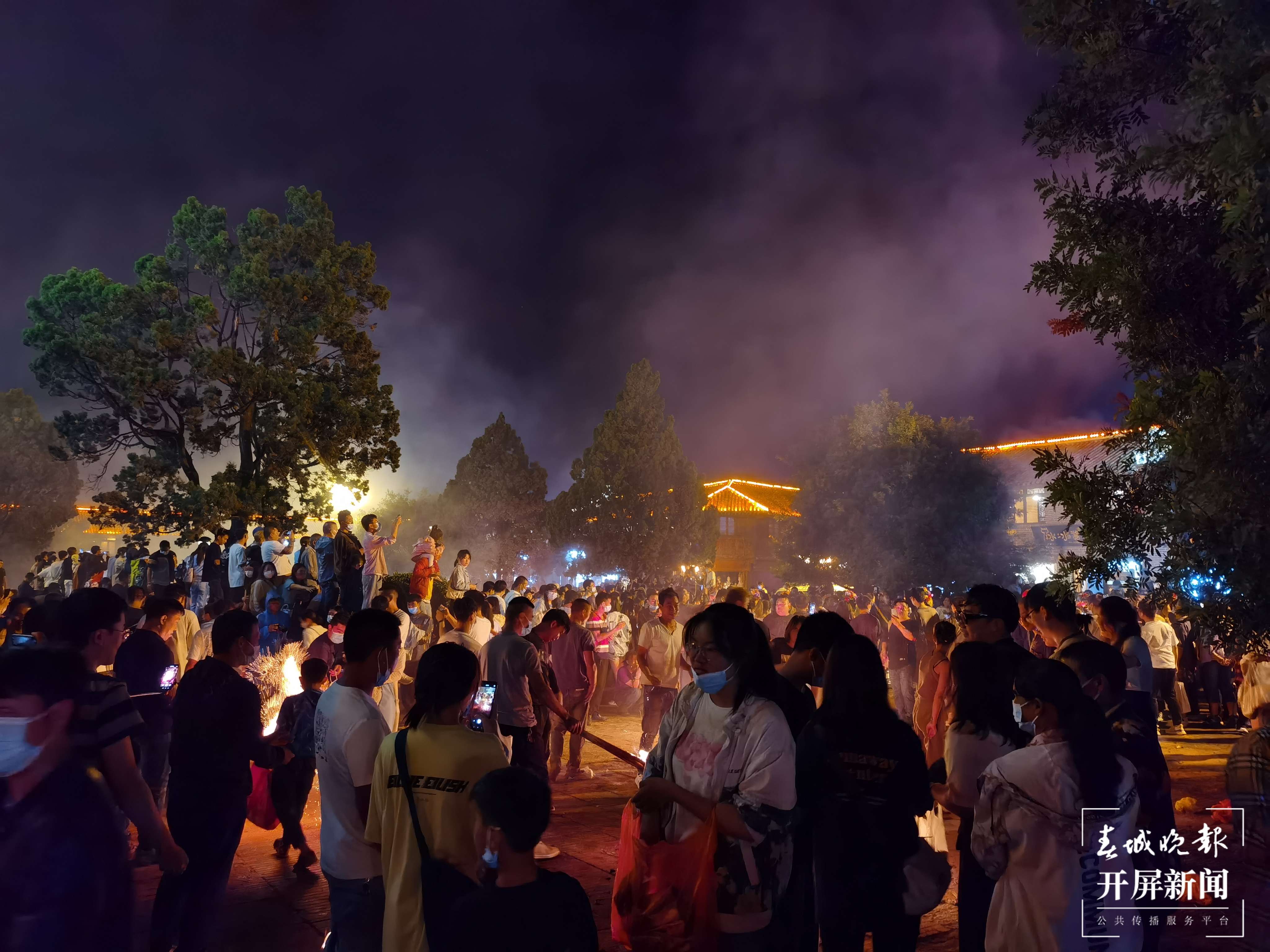 大理巍山火把节狂欢来袭（春城晚报-开屏新闻记者 刘文波 杨维琦 摄）