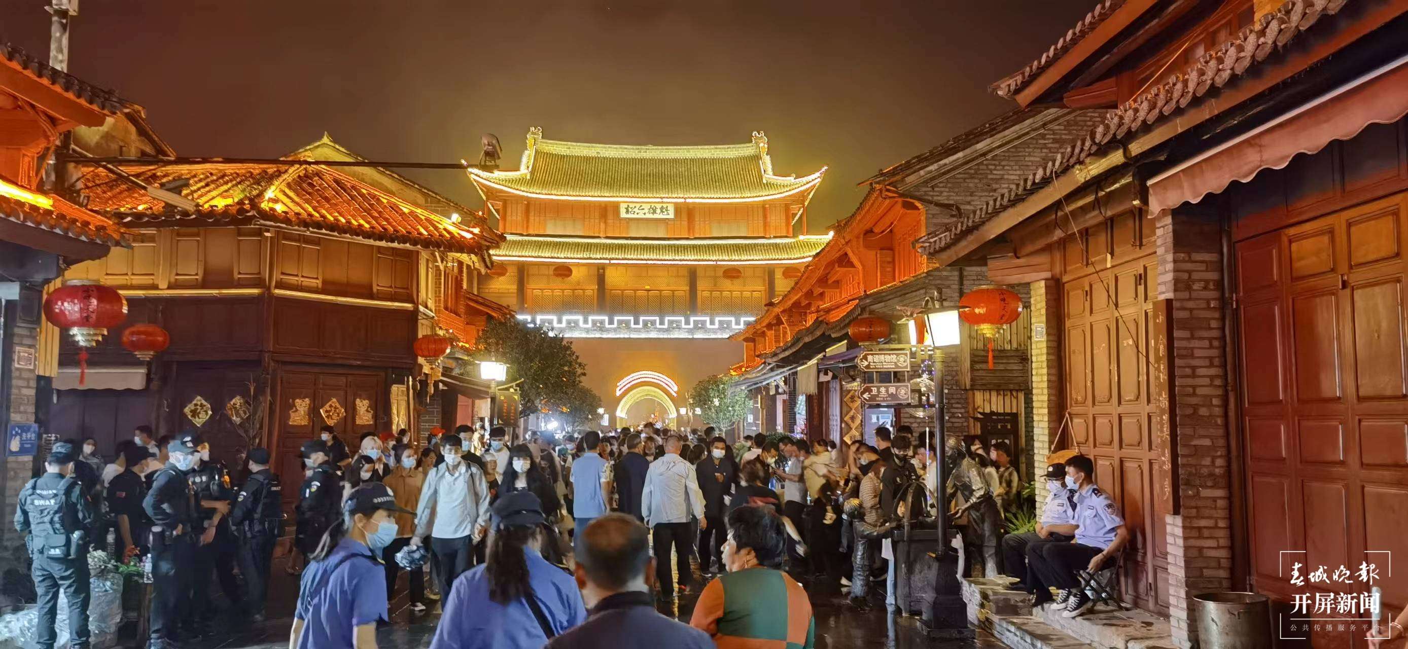 大理巍山火把节狂欢来袭（春城晚报-开屏新闻记者 刘文波 杨维琦 摄）