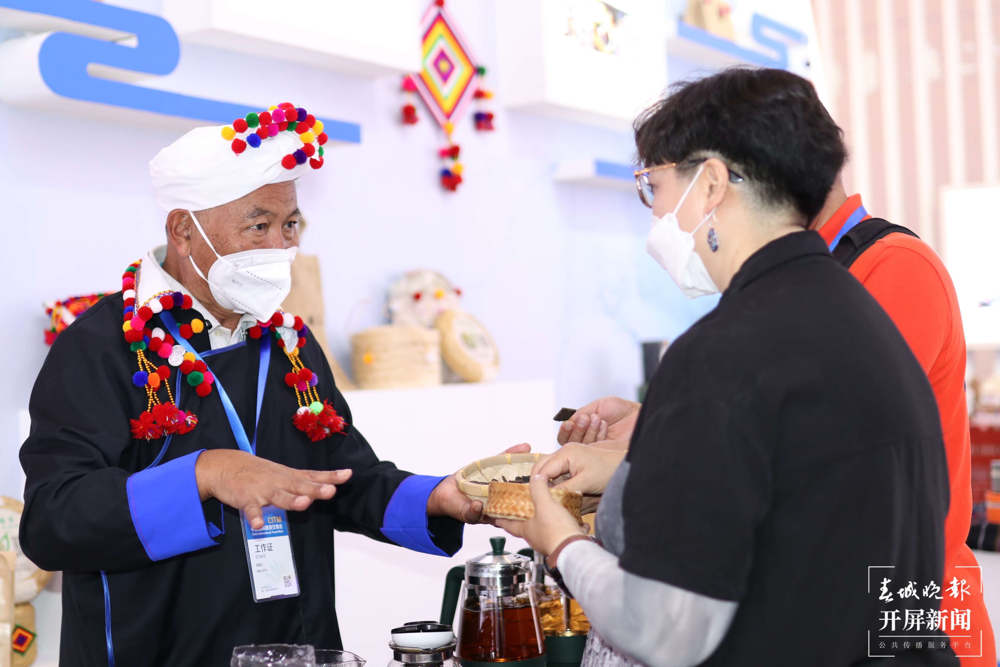 非遗“吸睛” 德宏传统文化扮靓旅交会 (4).JPG