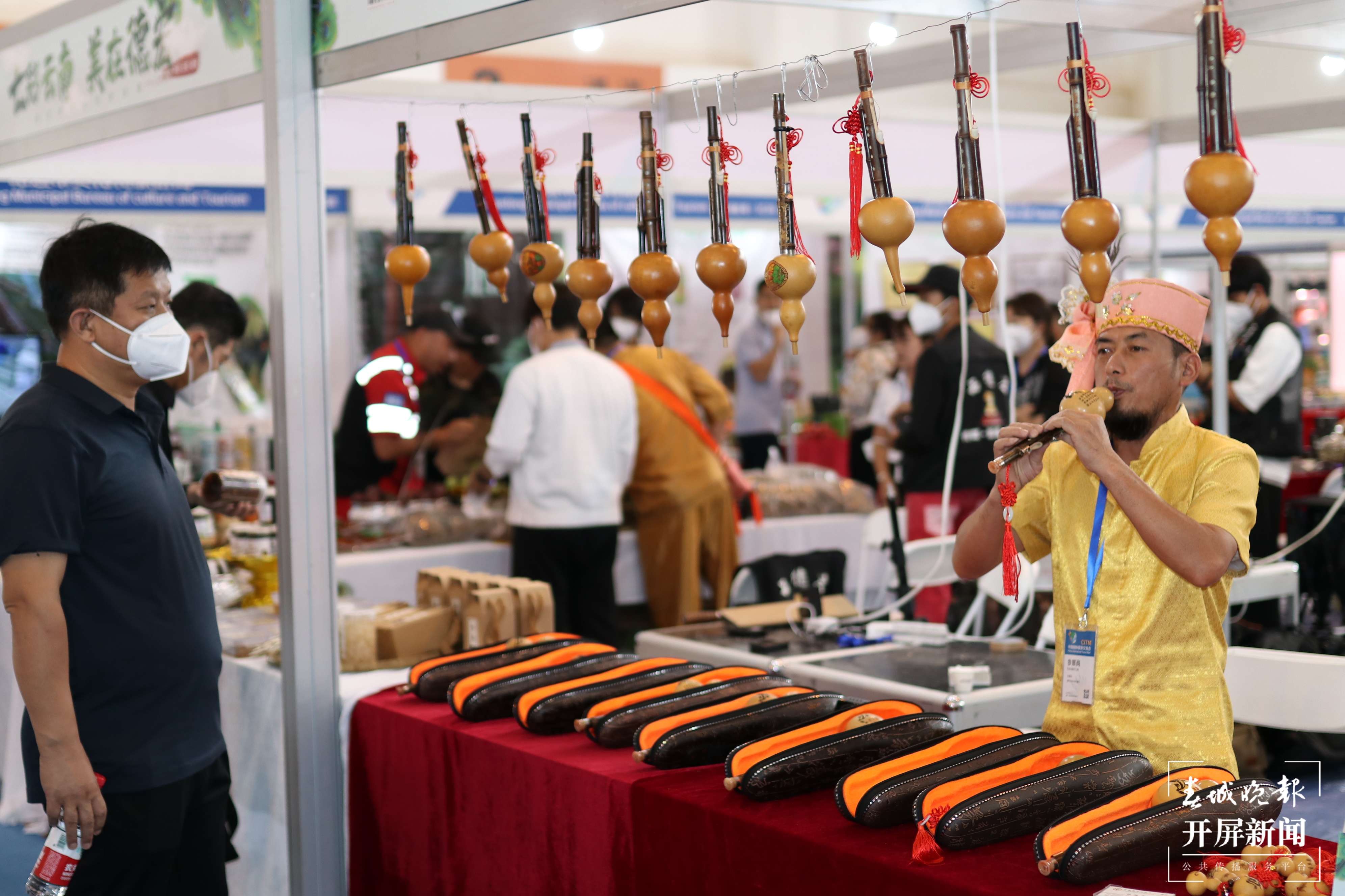 非遗“吸睛” 德宏传统文化扮靓旅交会 (2).JPG