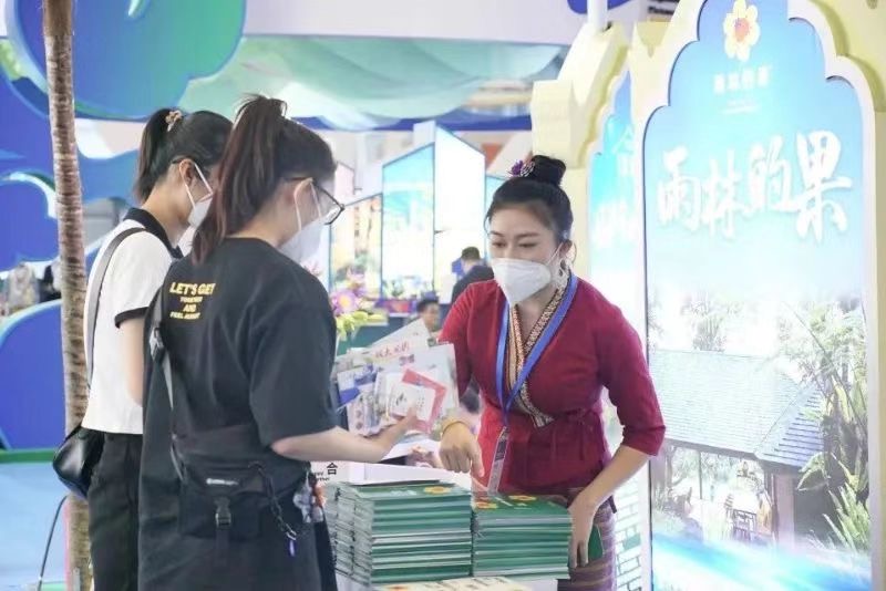 非遗手工品亮相西双版纳州主题馆 (4).jpg