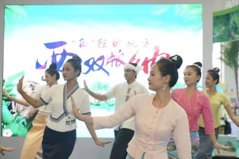 非遗手工品亮相西双版纳州主题馆 (3).jpg