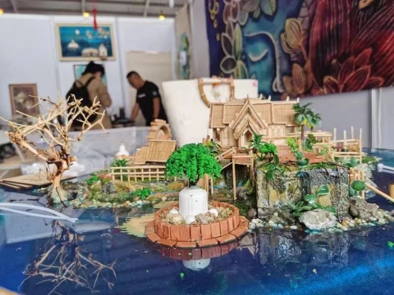 非遗手工品亮相西双版纳州主题馆 (5).jpg