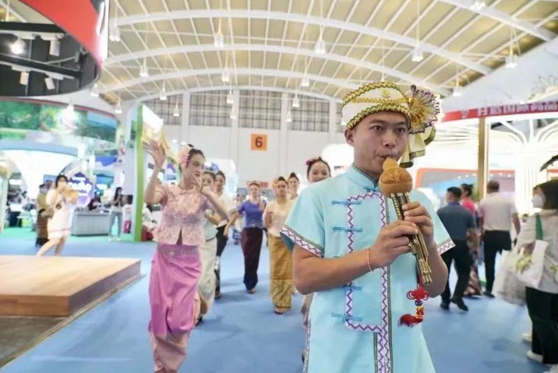 非遗手工品亮相西双版纳州主题馆 (2).jpg