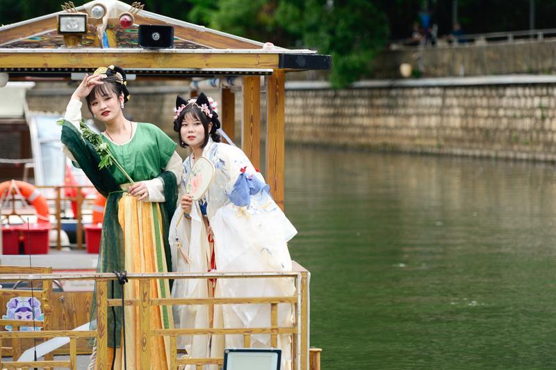 汉服体验、乘船听曲 开屏新闻记者 龙宇丹 摄