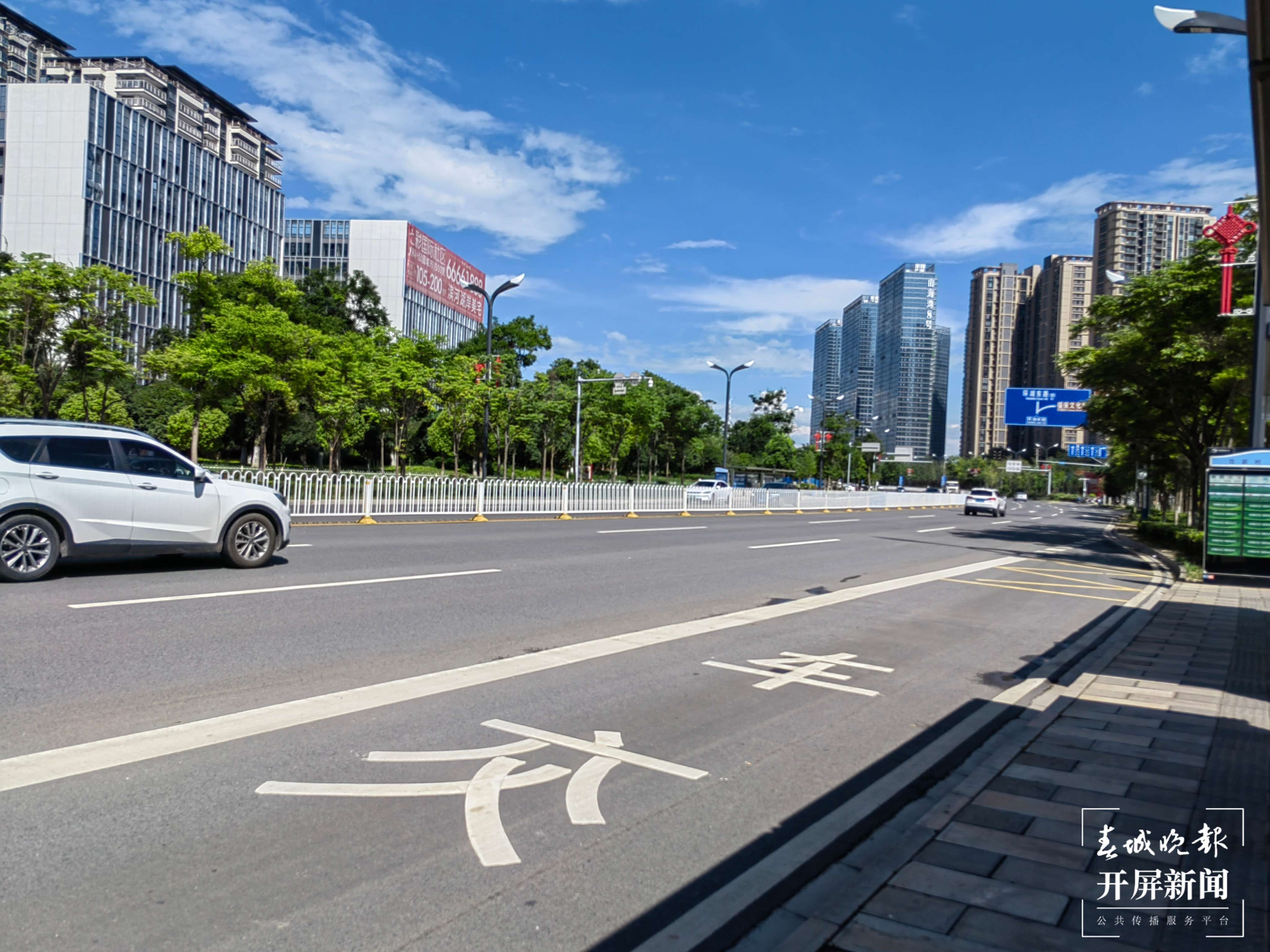 【媒体问政】 环湖东路多个地铁站只有一个出口 市民出行要绕圈 呼吁设斑马线 春城晚报-开屏新闻记者 柏立诚 摄影报道