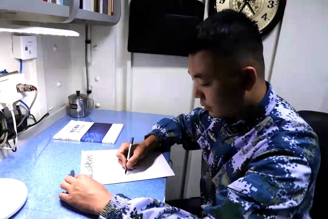 当“公安蓝”遇上“海军蓝”（开屏新闻记者 马楠 通讯员 王菲 杨济宇 摄）