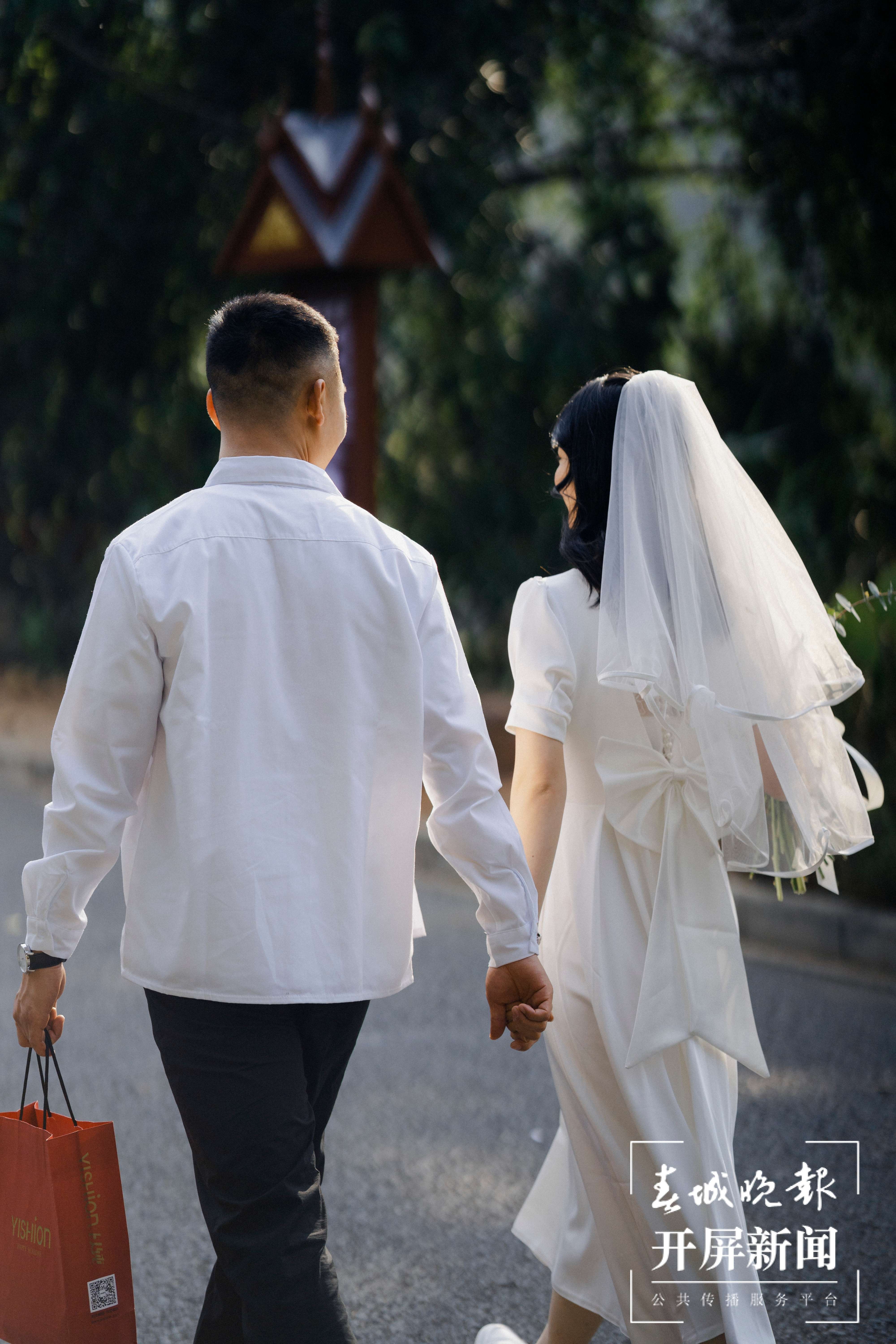 当“公安蓝”遇上“海军蓝”（开屏新闻记者 马楠 通讯员 王菲 杨济宇 摄）