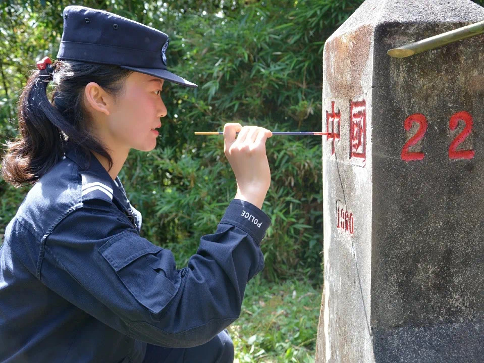 当“公安蓝”遇上“海军蓝”（开屏新闻记者 马楠 通讯员 王菲 杨济宇 摄）