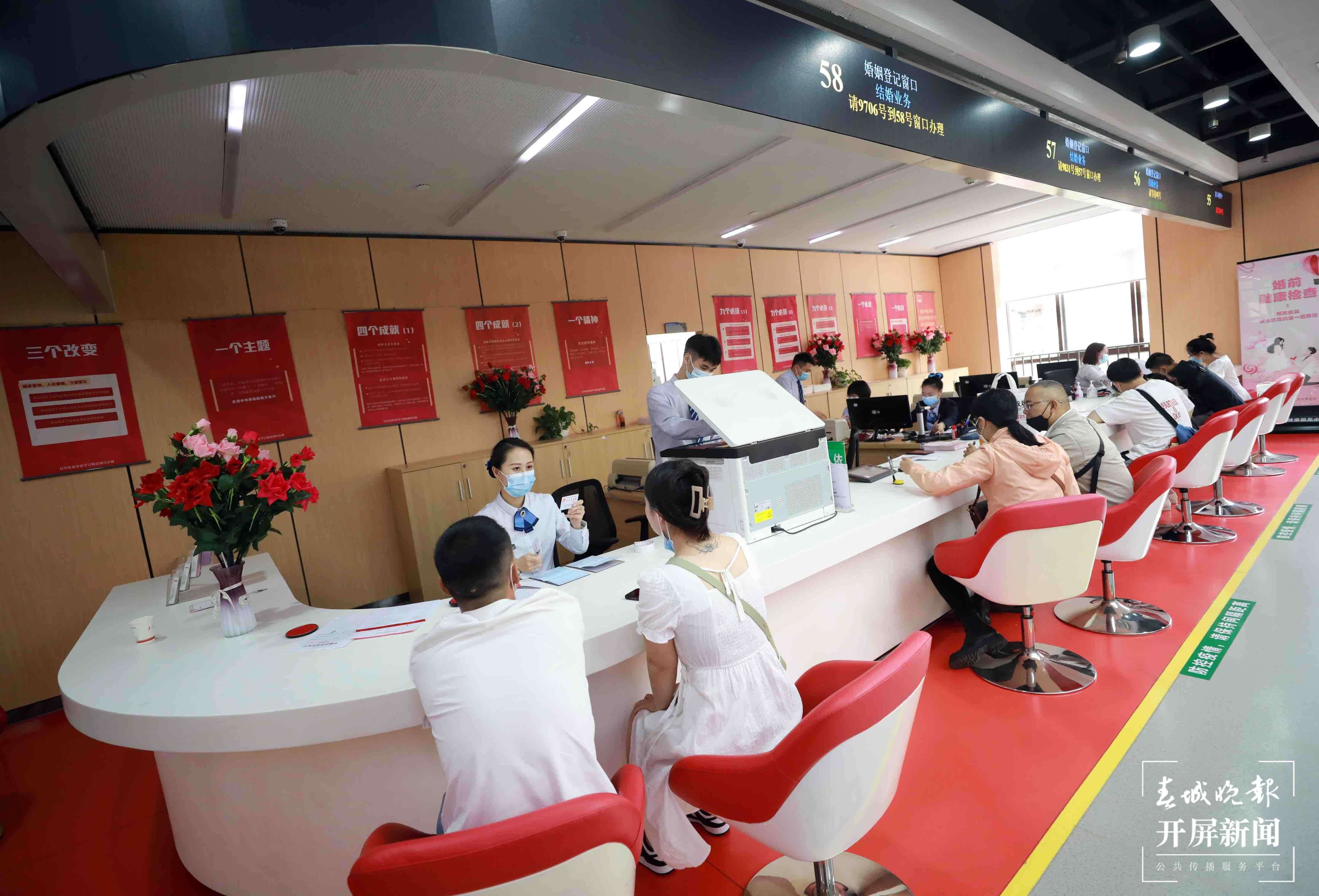 七夕来临 情侣扎堆领证（龙宇丹 摄）