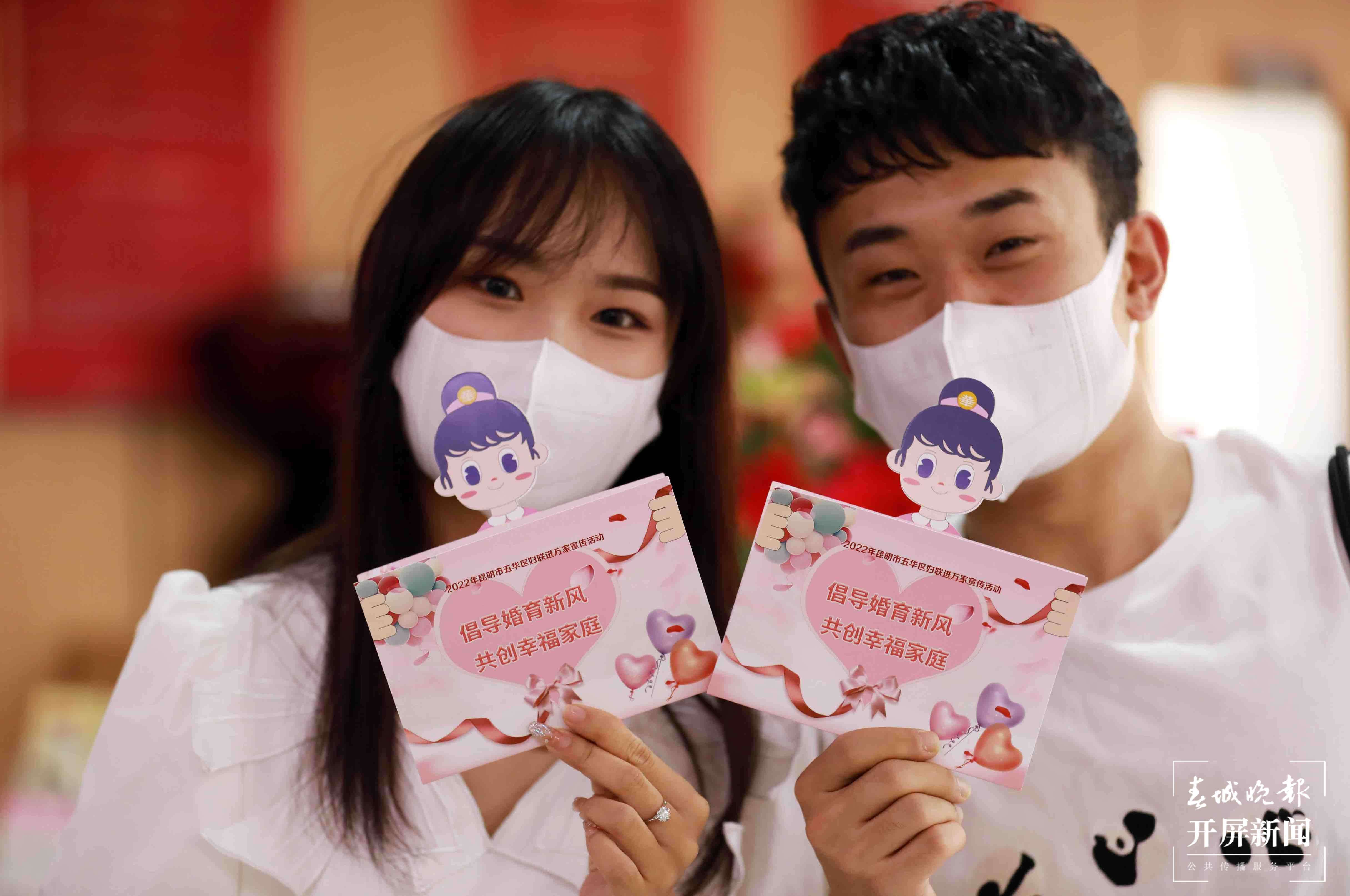 七夕来临 情侣扎堆领证（龙宇丹 摄）