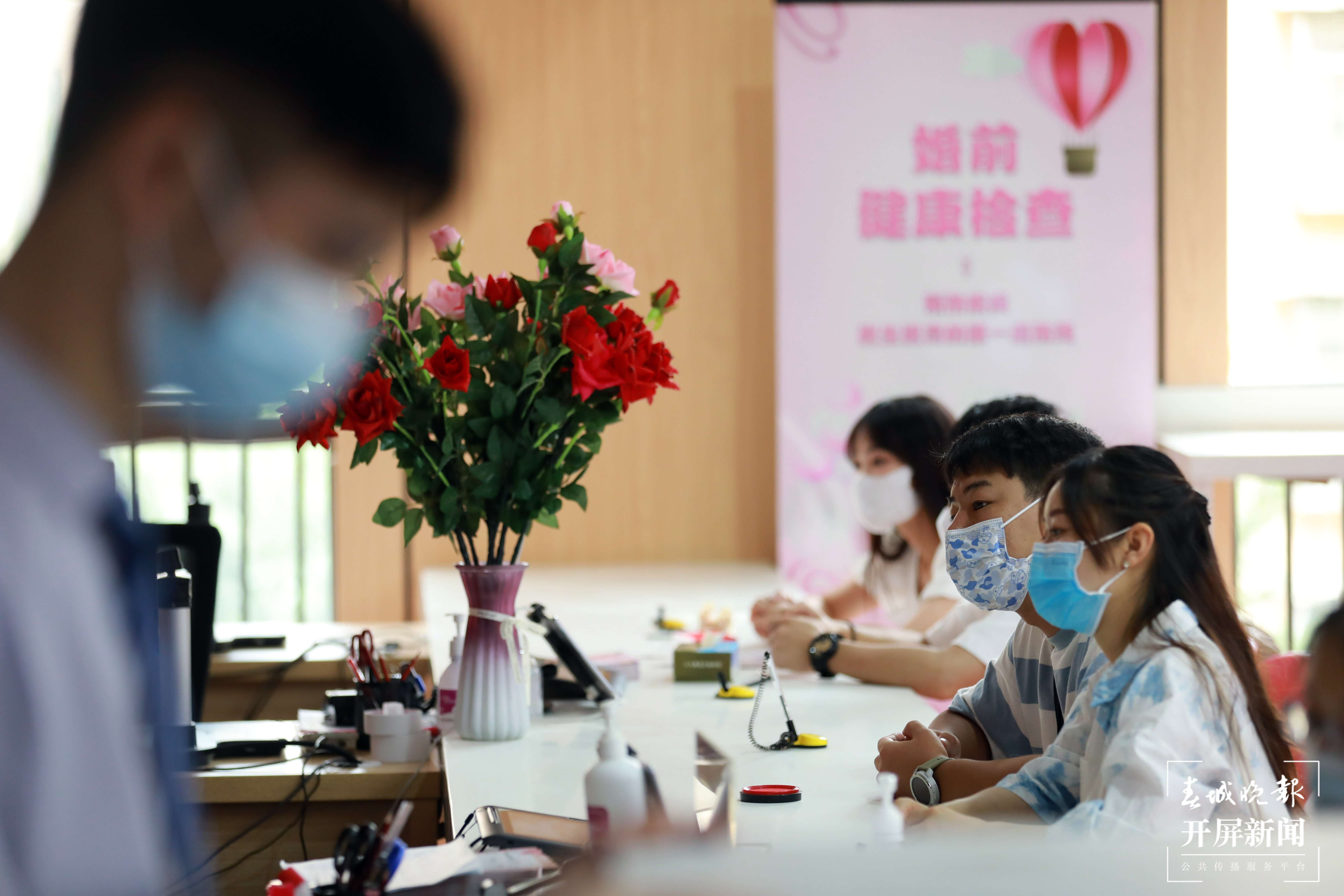 七夕来临 情侣扎堆领证（龙宇丹 摄）