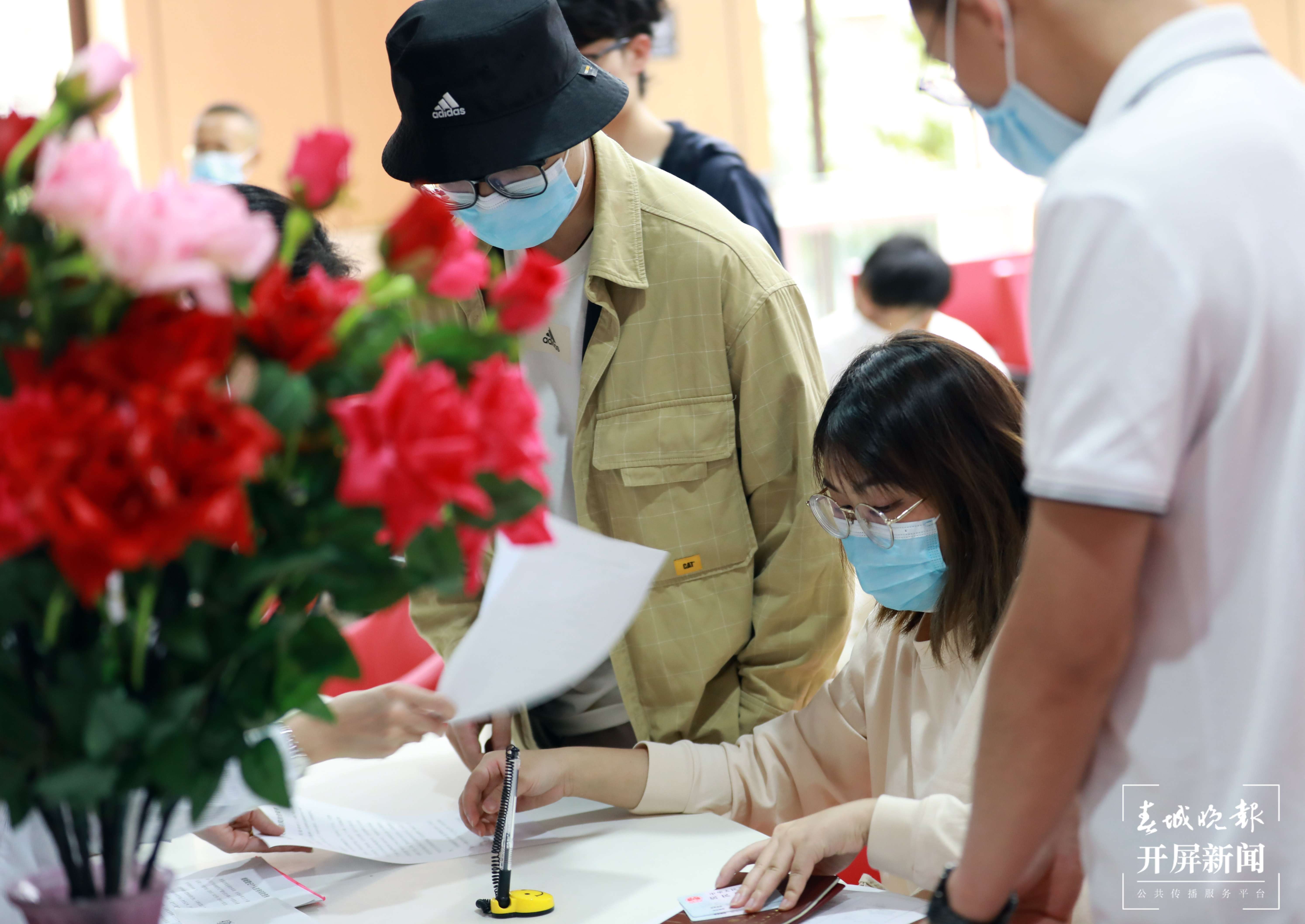 七夕来临 情侣扎堆领证（龙宇丹 摄）