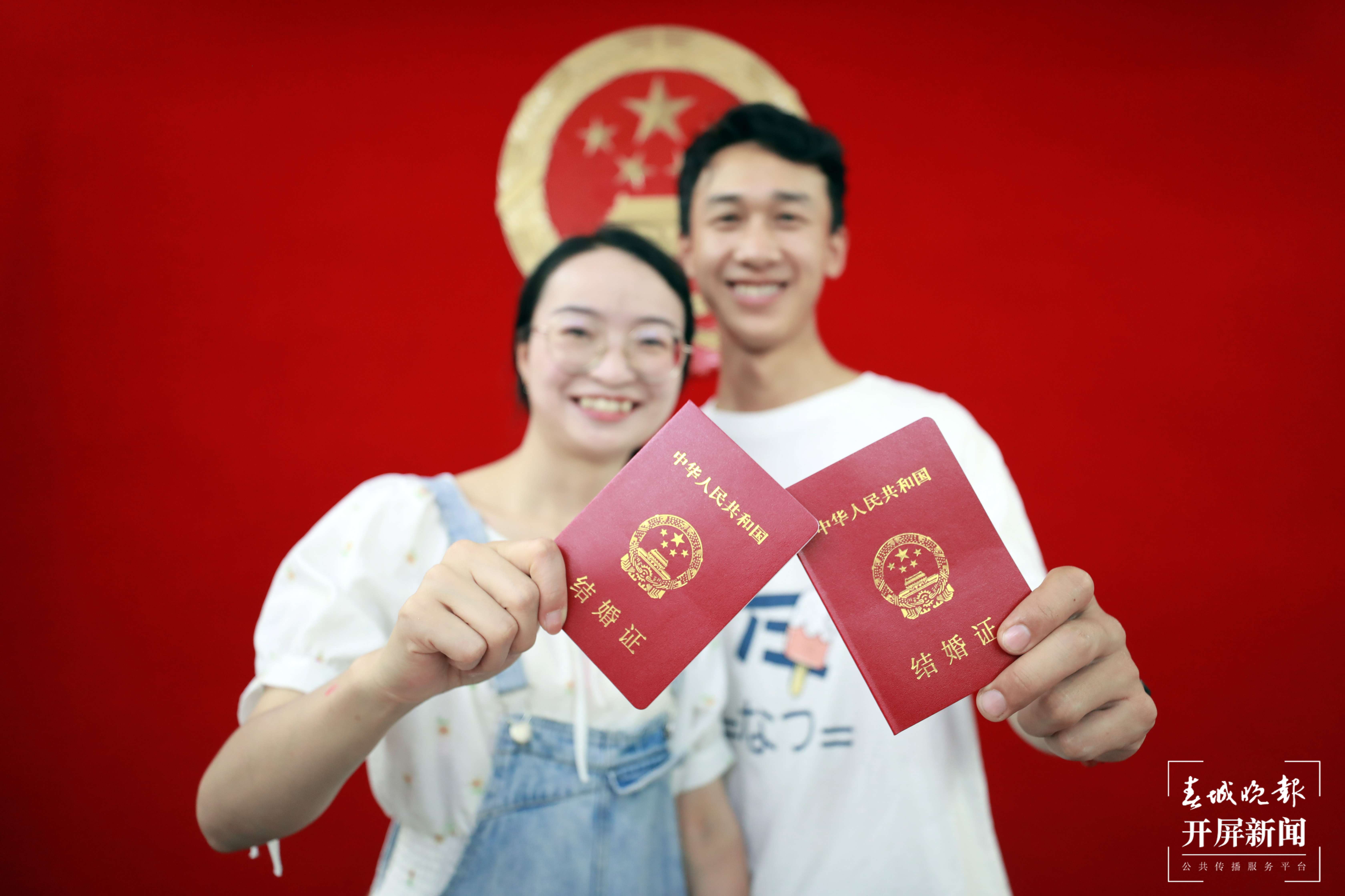 七夕来临 情侣扎堆领证（龙宇丹 摄）