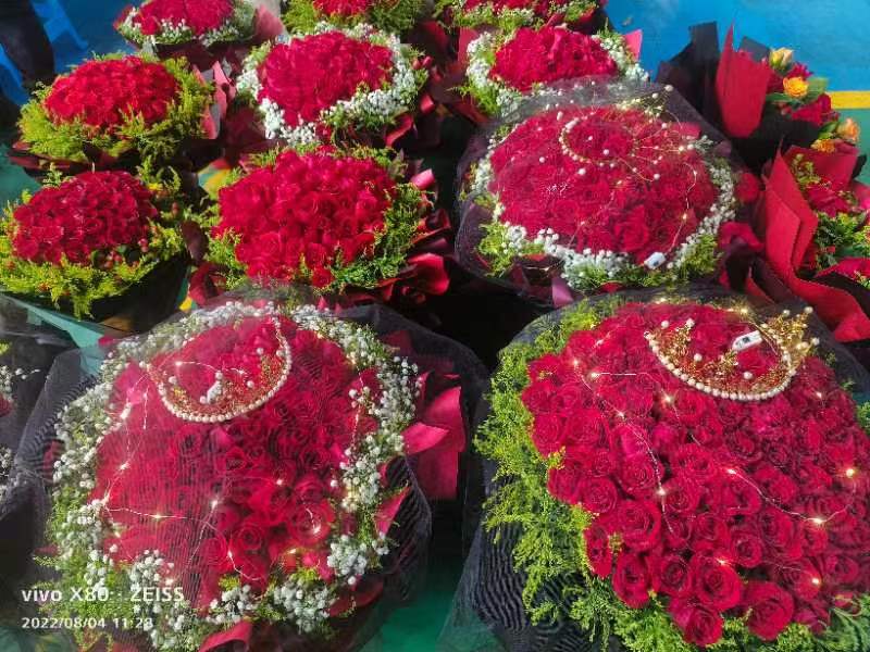 日均拍卖成交量近700万支！“浪漫经济”催生斗南鲜花量价齐升（闵楠 摄）