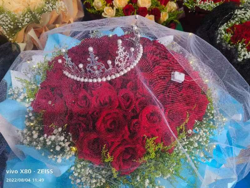 日均拍卖成交量近700万支！“浪漫经济”催生斗南鲜花量价齐升（闵楠 摄）