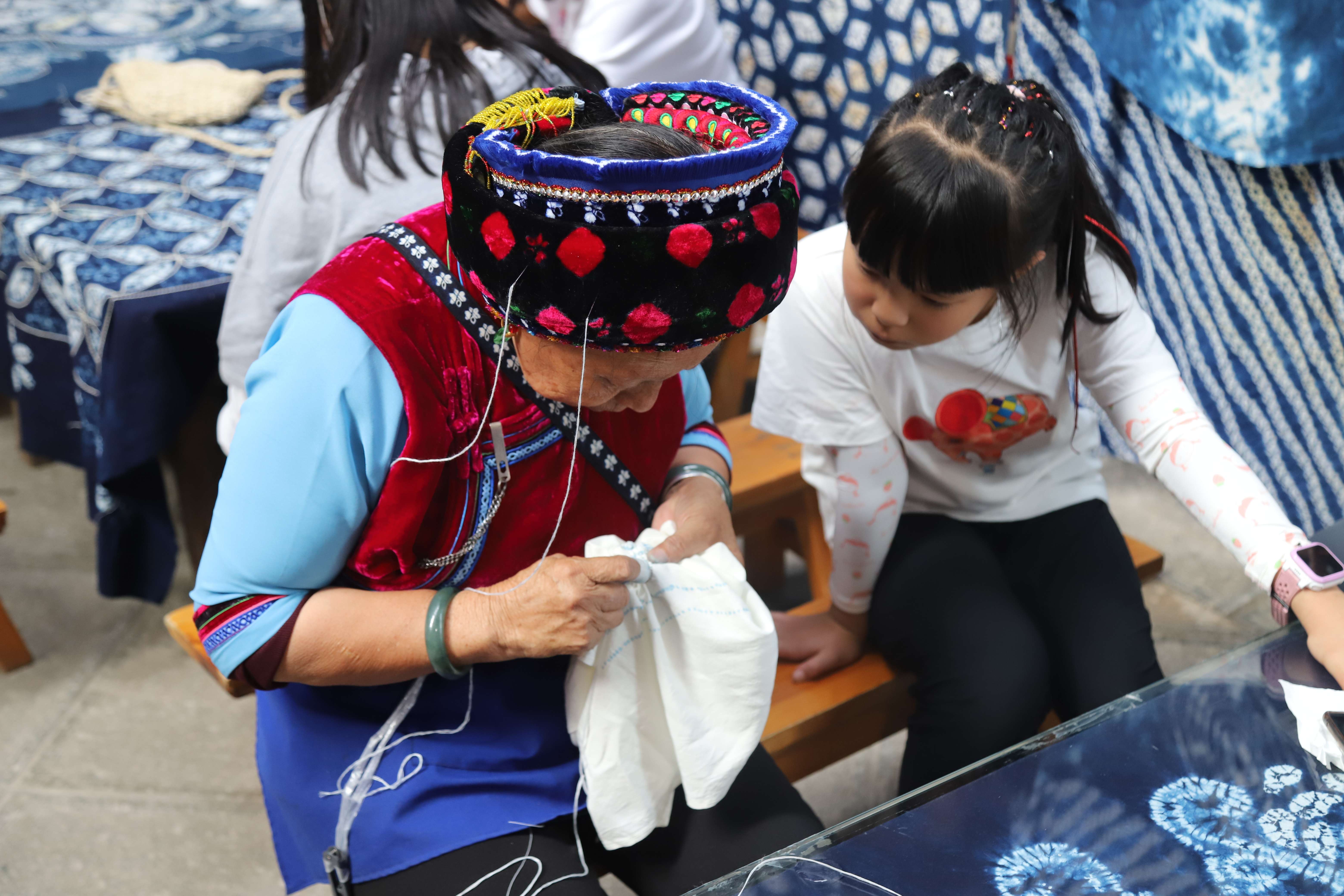 扎染：“活起来”的“大理蓝” 云报集团全媒体记者：张田睿 龙兴刚 李正雄 崔永江 实习记者：矣桢妮 摄影报道2.jpg