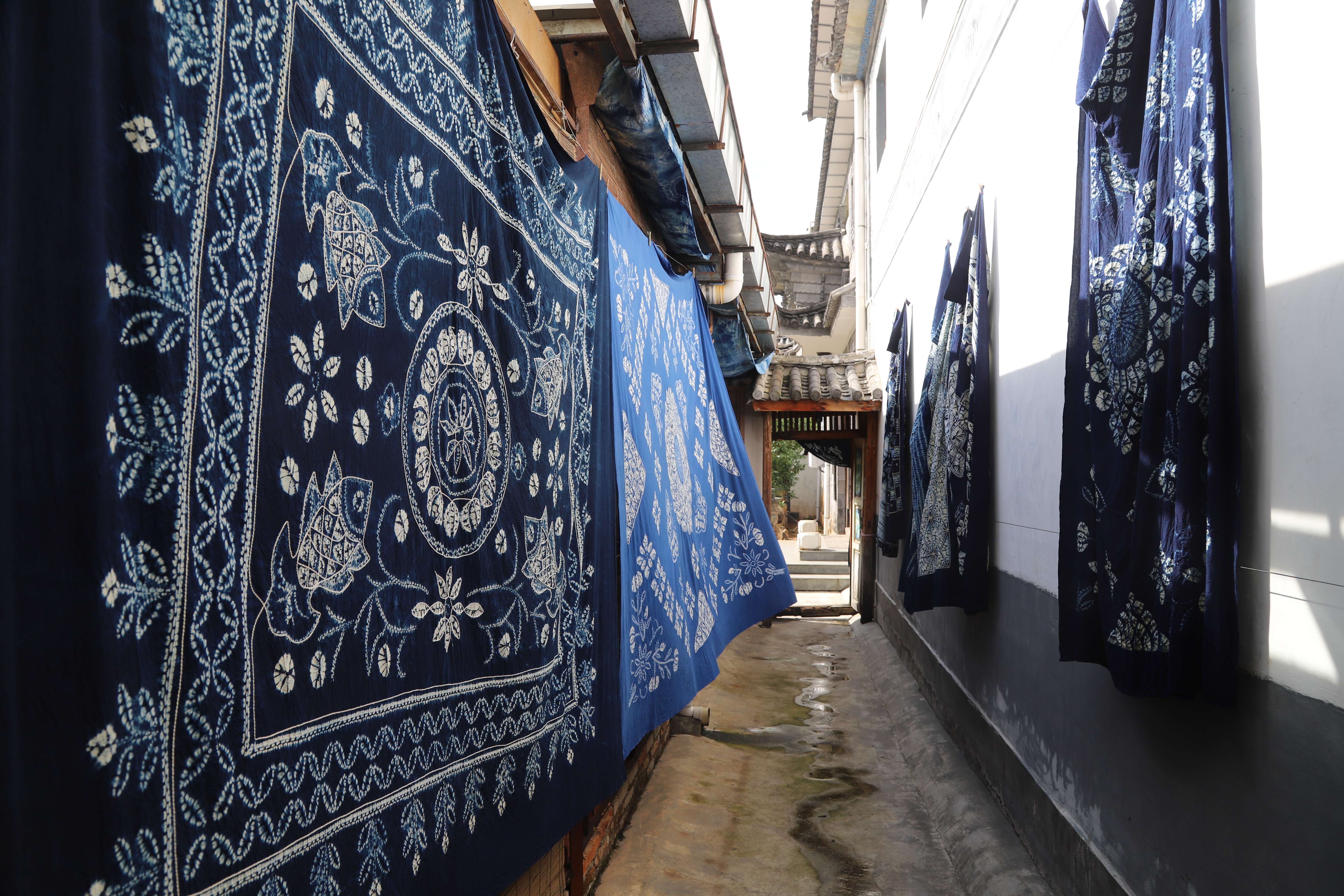 扎染：“活起来”的“大理蓝” 云报集团全媒体记者：张田睿 龙兴刚 李正雄 崔永江 实习记者：矣桢妮 摄影报道3.jpg